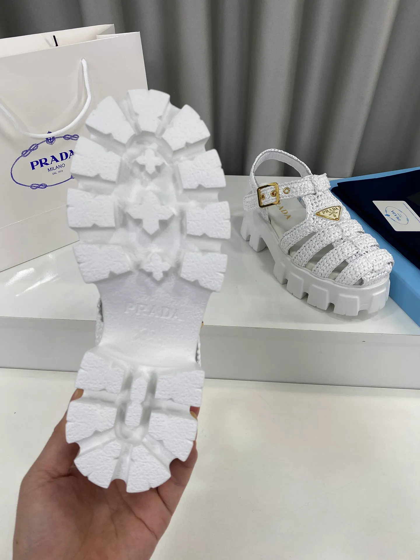 👟👟Ex-factory price 600👟👟 Prada’s latest bamboo cage weaving thick-soled triangle buckle sandals☑️ Latest environmentally friendly PP material, fully handmade crochet, just like knitting sweaters, slow work and meticulous work, retro fashionable thick-soled shoes, with woven uppers, making the whole pair of shoes light and comfortable, bright colors, satisfying a variety of choices for fashionable people with different styles! The iconic metal triangle logo is paired with the shape of ancient beach sandals. Every design element is fashionable! Size: Women's 35-39 (34, 40, custom-made, non-returnable) Full set of counter original packaging